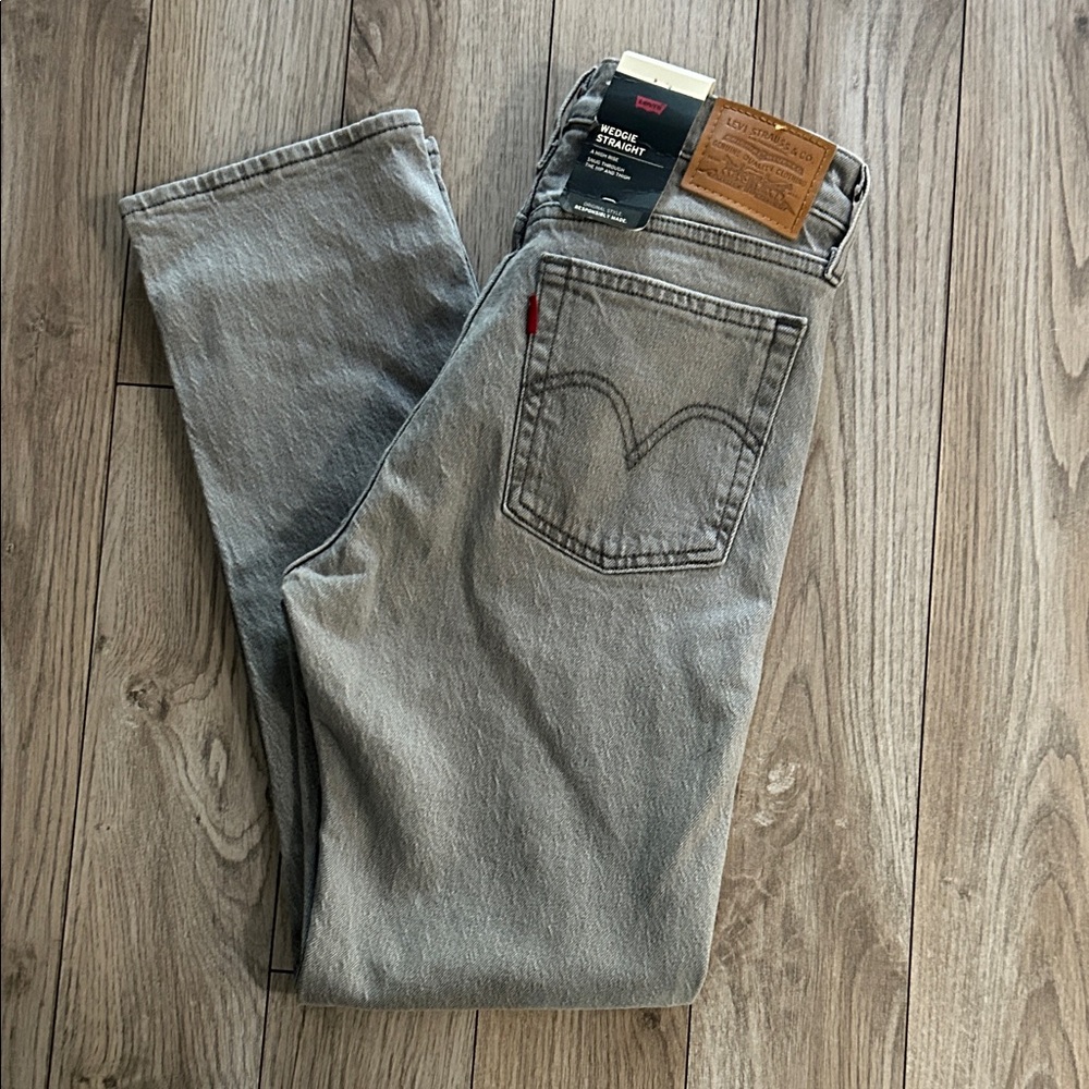 NWT Levi's Jeans Gray Wash-size 27 x 28